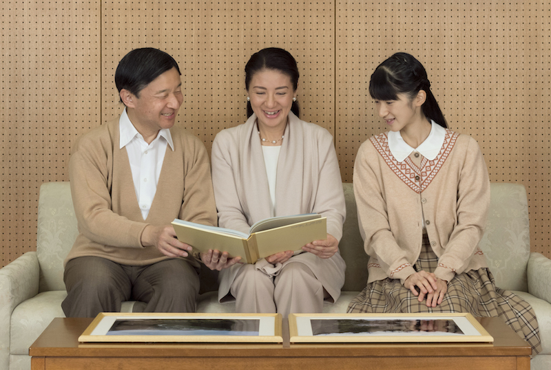 家族そろってひとつの書物をご覧に（Ph／宮内庁提供）