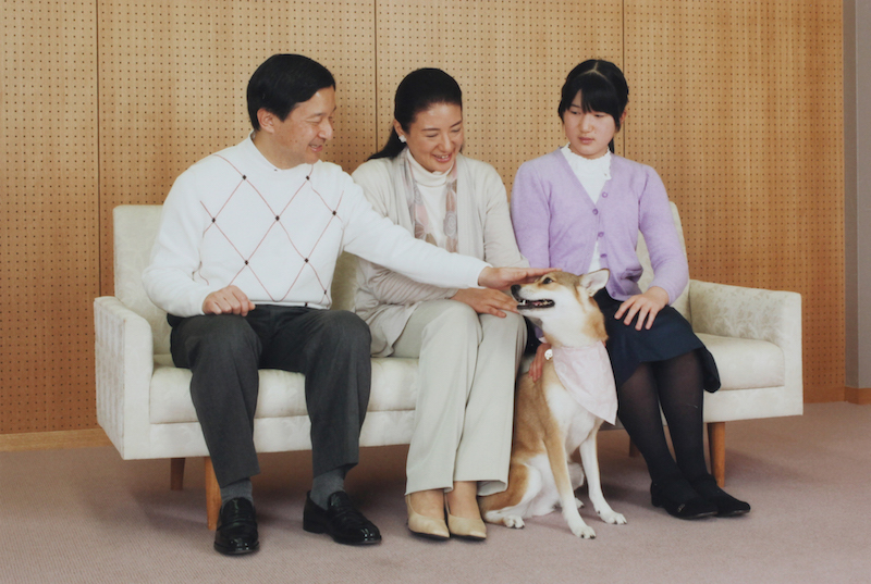 愛犬もそろいフォーショット（Ph／宮内庁提供）