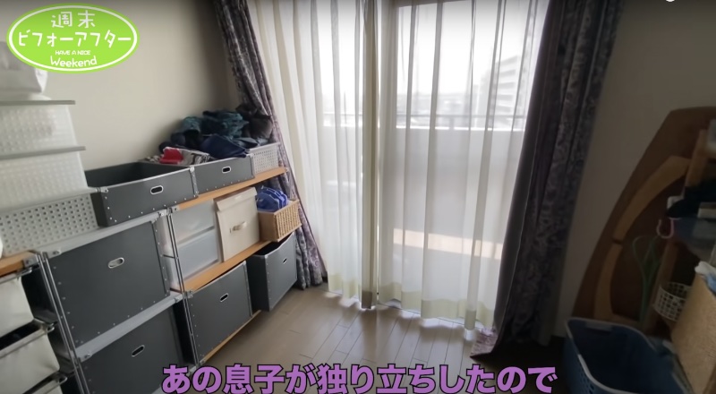 薄いカーテンがかかった窓のある部屋