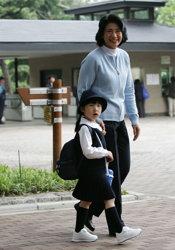 雅子さまと手を繋ぎながら新宿御苑へ（2006年5月16日、Ph／JMPA）