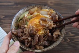 少ない材料ですぐできる！「極上すき焼き丼」【もあいかすみ ラクウマレシピ】