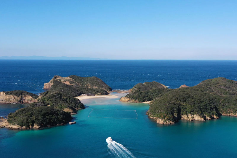 辰ノ島の周りにはエメラルドグリーンの海。希望すれば1時間滞在もできる