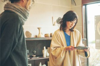 大塚寧々が気鋭の若手陶芸家と対談、作品との出会いは「私の全細胞が喜んでいた」