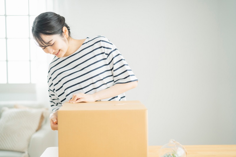 箱を開けている女性