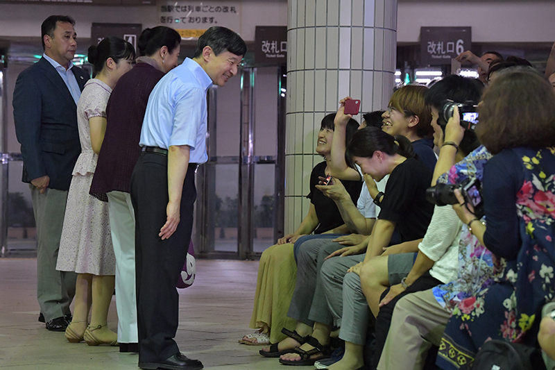 集まった人たちに優しい笑顔でお応えに（2019年8月1日、Ph／JMPA）