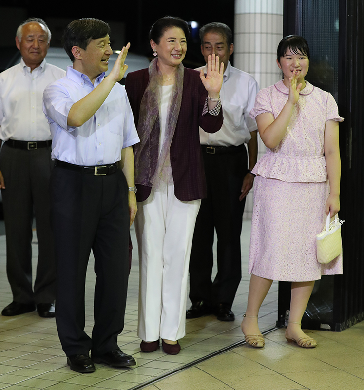 白とボルドーカラーのツートンカラーの雅子さま（2019年8月1日、Ph／JMPA）