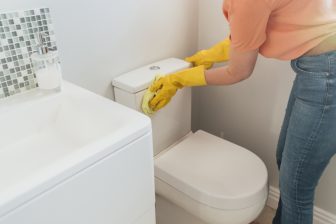 お掃除職人がプロ技公開！トイレをピカピカにするのに欠かせない「神アイテム」