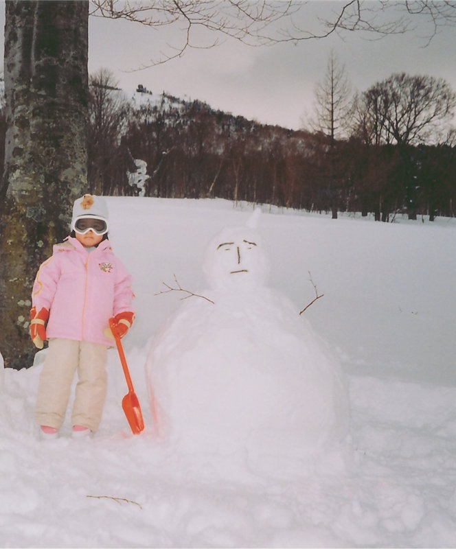 同じ身長くらいある雪だるまと並ぶ愛子さま（2005年1月、Ph／宮内庁提供）