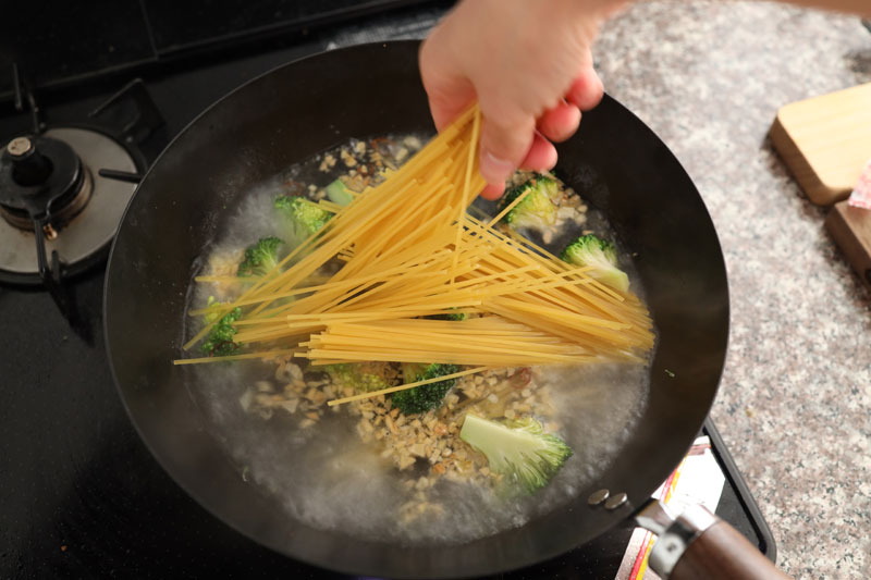 このフライパンでパスタも茹でる