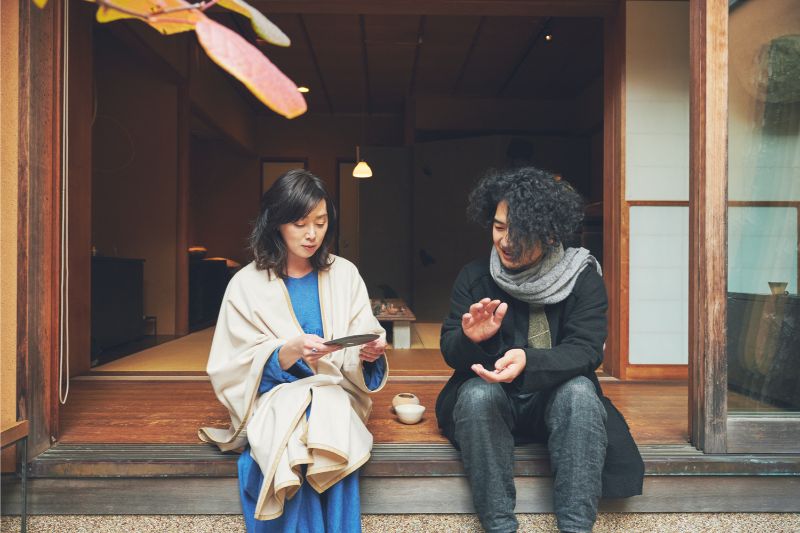 吉田さんの作品に触れる大塚さん。食器には独特の手触りがある