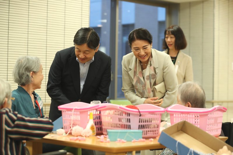 入居者に笑顔で声をかけられる両陛下（2018年9月21日、Ph／JMPA）