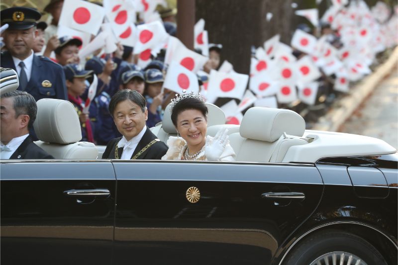 沿道に集まった人々に笑顔でお応えに（2019年11月10日、Ph／JMPA）