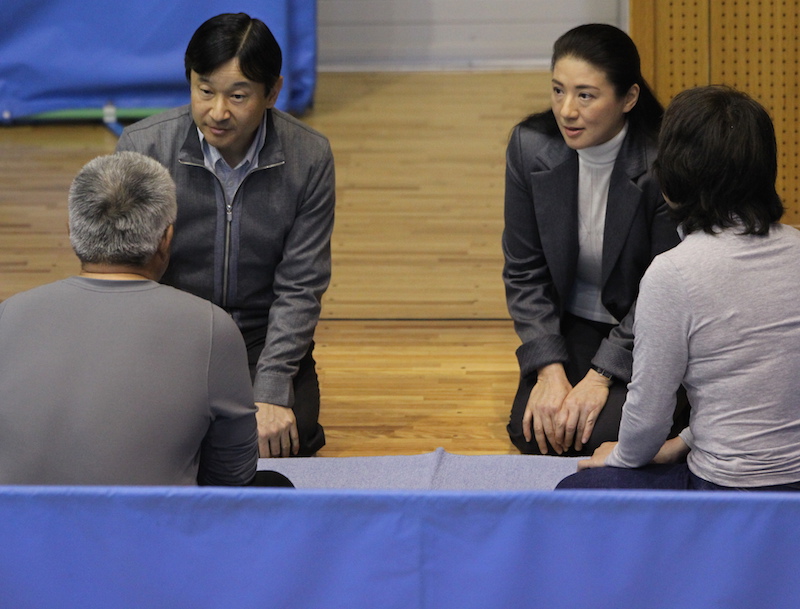 東日本大震災の被災者の話に耳を傾けられる陛下と雅子さま