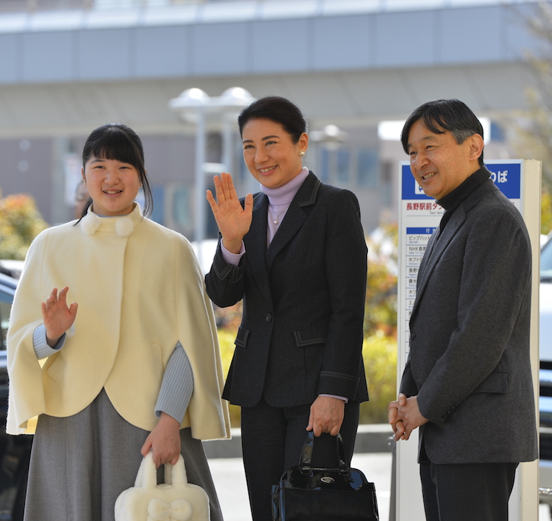 ちらりとのぞくペールカラーのトップスが顔映えよくアクセントに（2019年3月25日、Ph／JMPA）