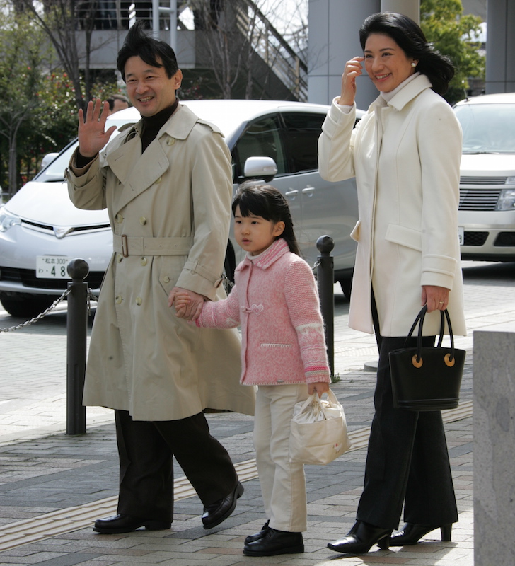 2007年3月長野旅行に向かわれる天皇陛下と雅子さまと愛子さま