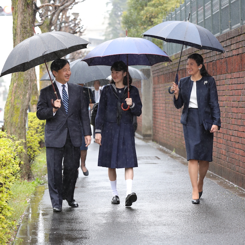 愛子さまの制服と同じ色合いのスーツで臨まれるおふたり（2017年4月8日、Ph／JMPA）