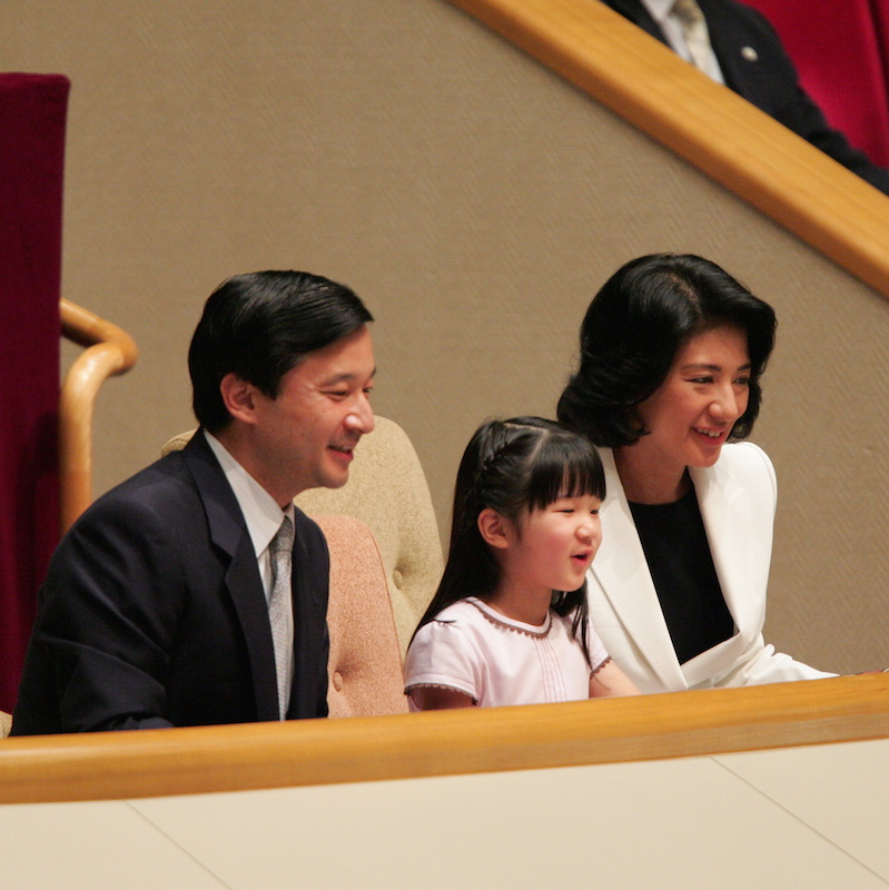 熱心にご観戦する陛下と雅子さまと愛子さま（2006年9月10日、Ph／JMPA）