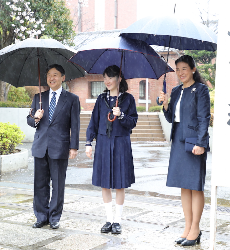 雨の中、愛子さまの高校の入学式に臨まれる天皇皇后両陛下と愛子さま