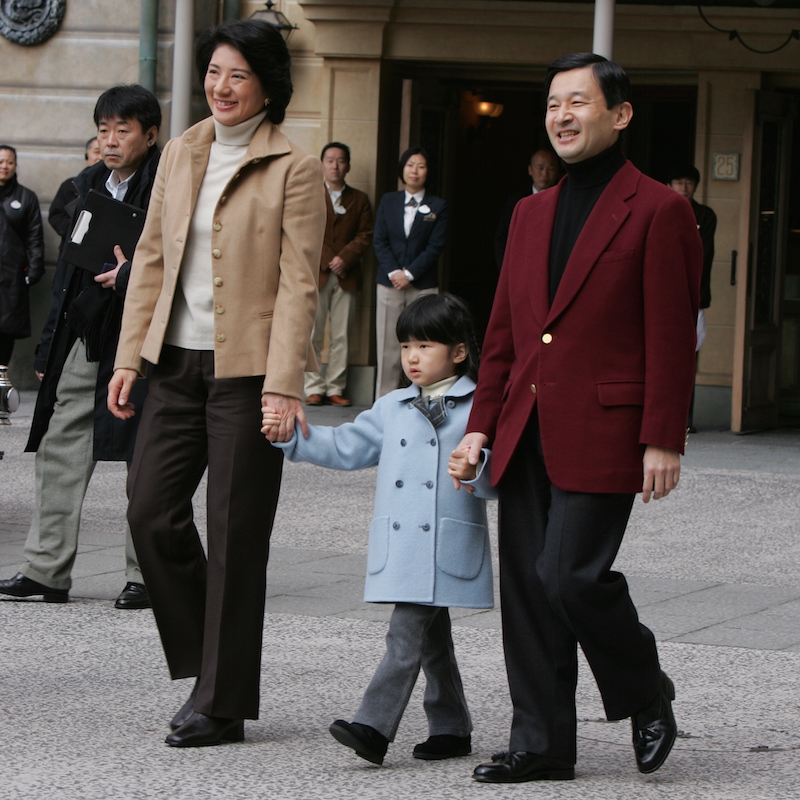 ディズニーランド内を歩く天皇陛下と雅子さまと愛子さま