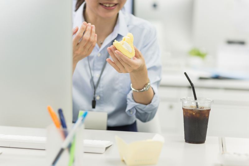 抜くなら、「3時のおやつ」か「遅い夕食」か（Ph／Getty Images）