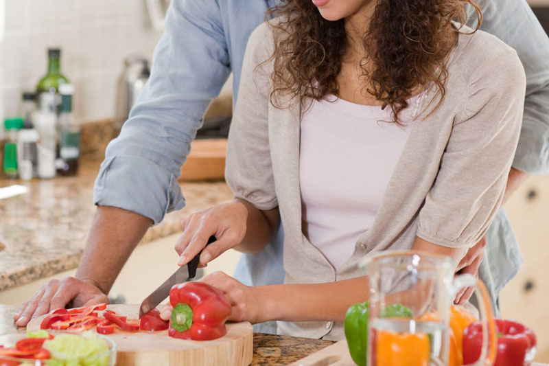 料理をする男女