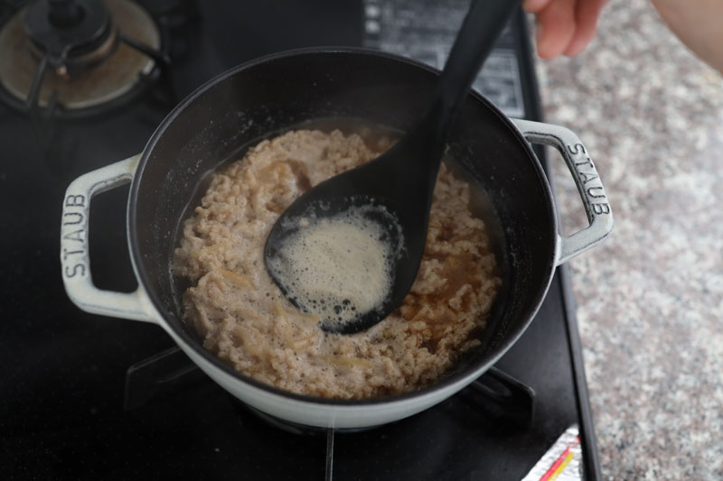 鍋に【A】と鶏ももひき肉を入れ加熱し、灰汁を除いたら