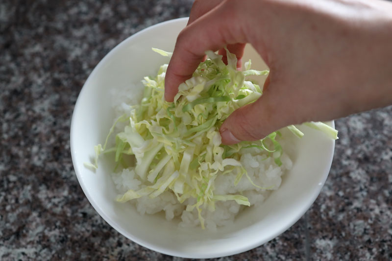 ご飯の上に千切りキャベツ、【3】をのせ、マヨネーズをかける