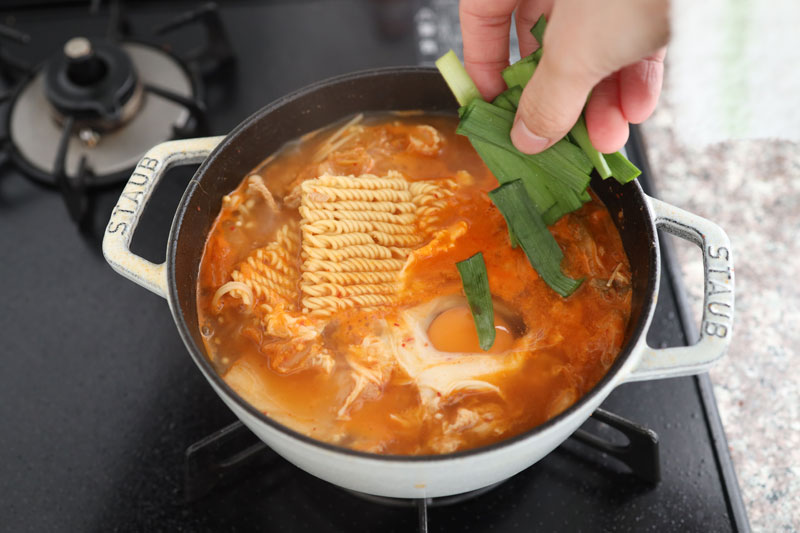 インスタントラーメンを入れ、ほぐれ始めたら卵とにらを加えて、好みのかたさまで煮込んだらでき上がり