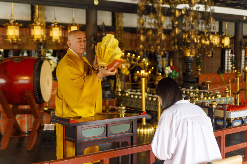 やくよけ散歩の祈願の様子