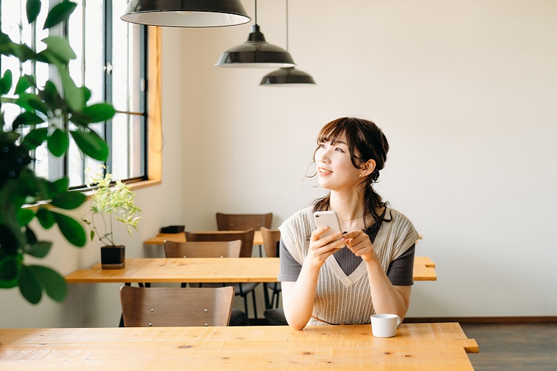 カフェでお茶をしている女性