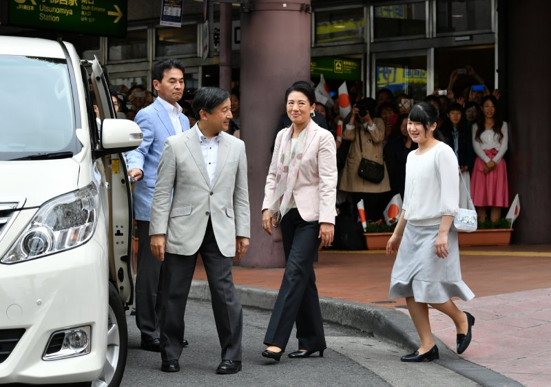 ストールを巻くことで優雅な雰囲気に（2018年5月3日、Ph／JMPA）