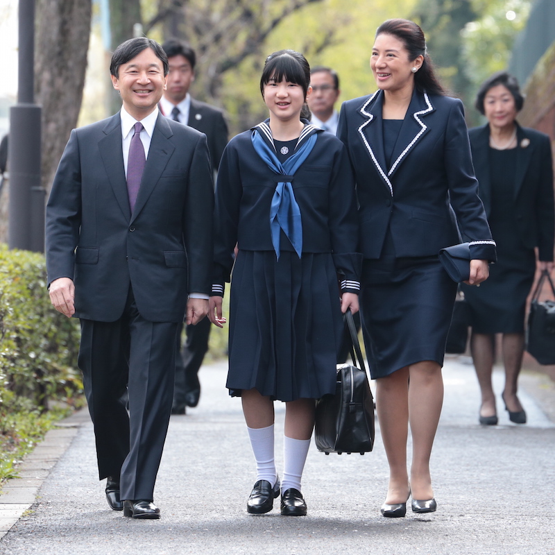 2014年4月、学習院女子中等科の入学式に臨む天皇皇后両陛下と愛子さま