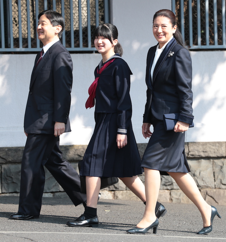 笑顔で卒業式に臨まれる愛子さま（2014年3月18日、Ph／JMPA）