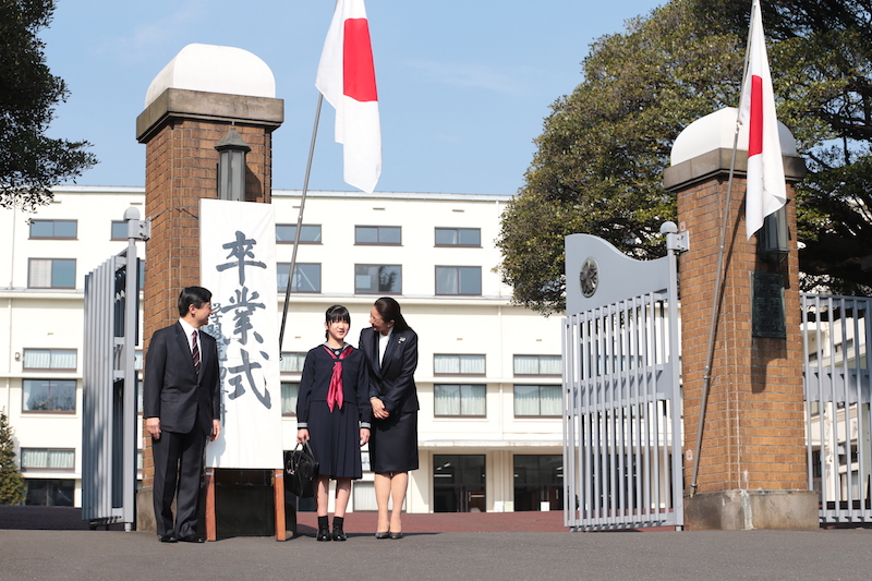 2014年3月、愛子さまと学習院初等科の卒業式に臨まれた天皇陛下（当時は皇太子）さまと雅子さま