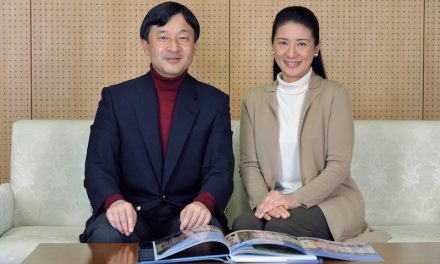 襟とボタンの付いたカーディガンにパンツスタイルの雅子さまとジャケットにタートルネックをお召しの天皇陛下がソファに腰掛けている