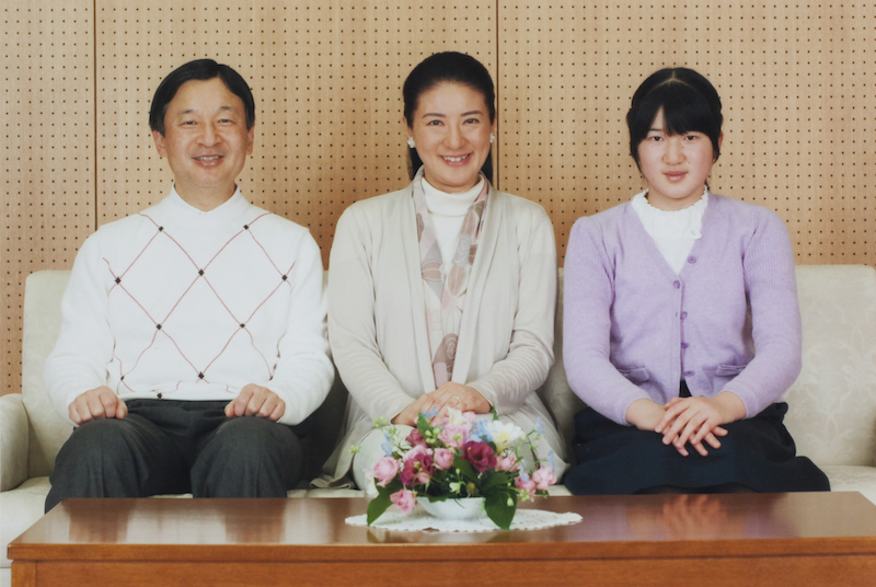 雅子さまのスカーフの色を拾うような天皇陛下（当時・皇太子）と愛子さまの装い（2014年12月、Ph／宮内庁提供）