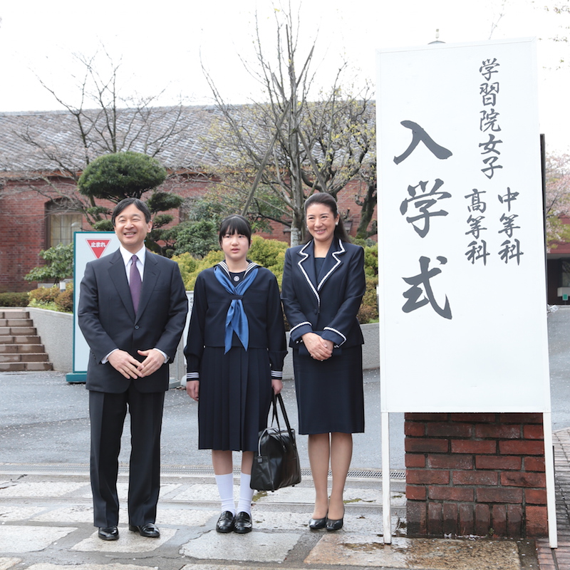 2014年4月、学習院女子中等科の入学式に臨む天皇皇后両陛下と愛子さま