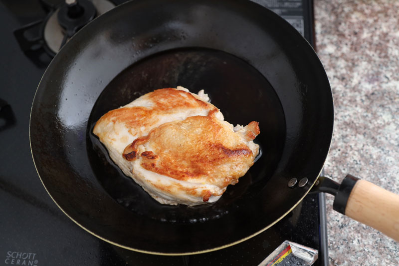 鶏むね肉を裏返し、ふたをせずに中に火が入るまで焼く