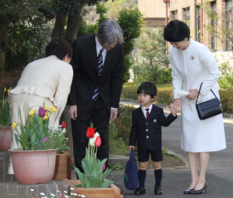 入園式にご出席の秋篠宮御夫妻と悠仁さま