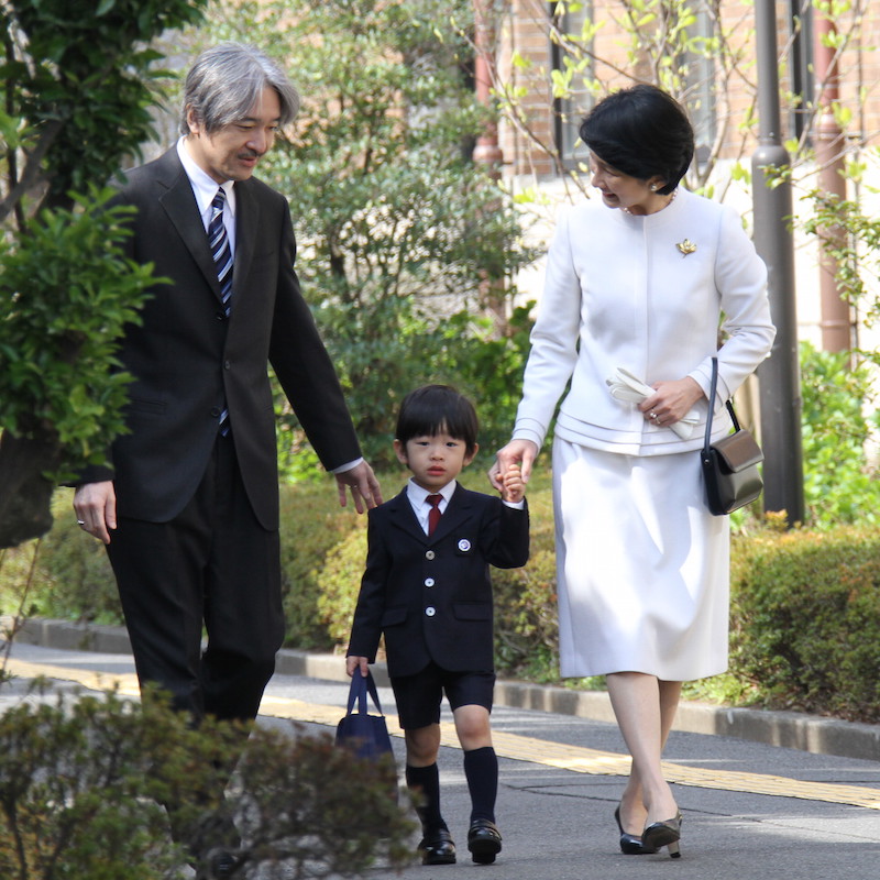 悠仁さまの入園式に向かう秋篠宮ご夫妻と悠仁さま