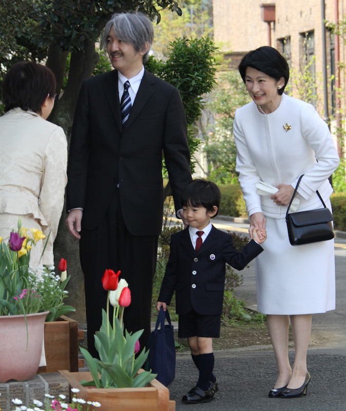 出迎えた副園長に「おはようございます」と元気良くあいさつされる悠仁さま（2010年4月9日、Ph／JMPA）