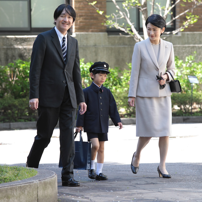 秋篠宮さまと紀子さまとともに、お茶の水女子大付属小学校の入学式に到着された悠仁さま（2013年4月7日Ph／JMPA）