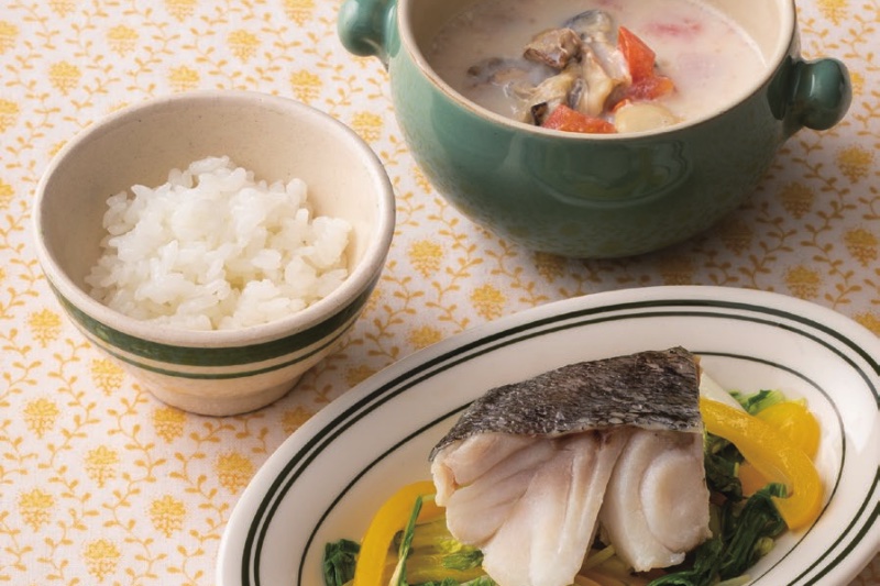 たらと彩り野菜の蒸し焼きとかきとトマトの豆乳スープ