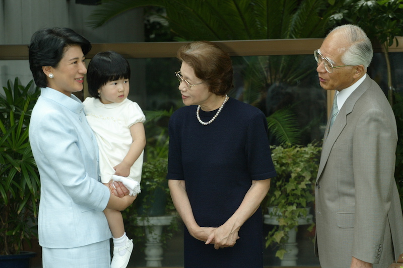 愛子さまに話しかける雅子さまのご両親と、愛子さまを抱っこする雅子さま