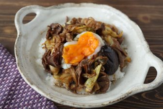 野菜をたっぷりとれる！「極上キャベツすき焼き丼」【もあいかすみ ラクウマレシピ】