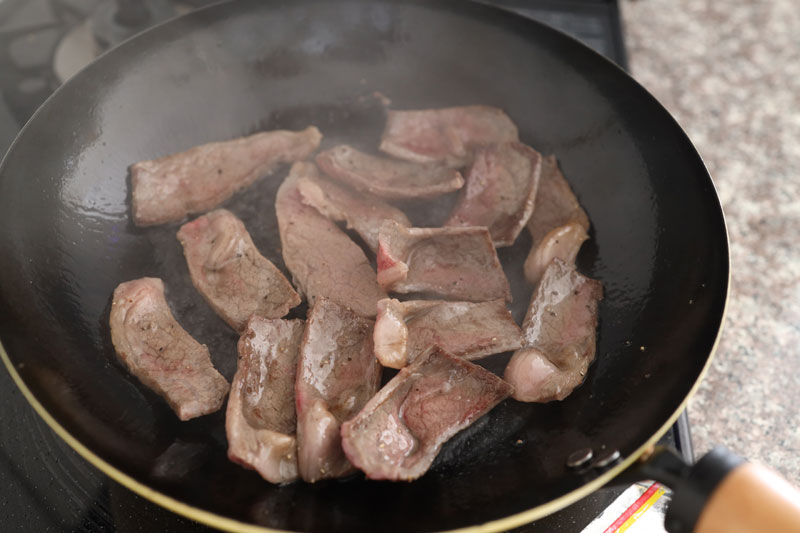 牛カルビを両面焼く