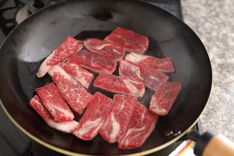 牛カルビに下味をつけ、フライパンで両面焼く