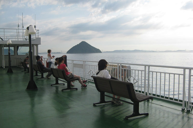 瀬戸内の島と高松港（香川県）～宇野港（岡山県）を結ぶフェリー