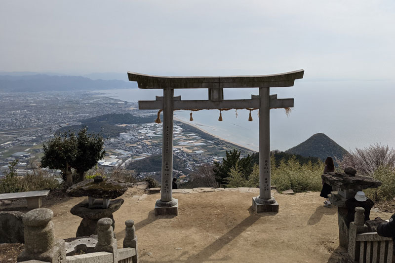 高屋神社本宮は標高404ｍの稲積山の頂上にある（※下宮から階段を歩いて登る場合は片道50分ほどの所要）