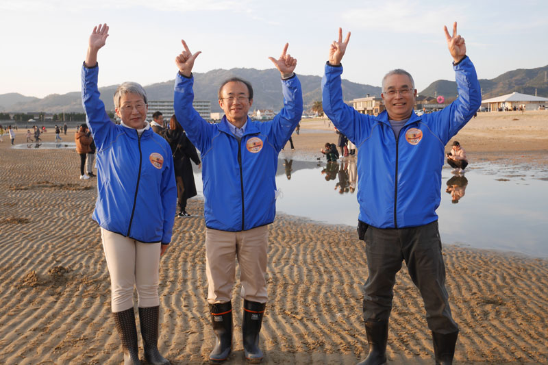 清掃活動などを通じて、父母ヶ浜の環境を守る「ちちぶの会」の皆さん。写真撮影のレクチャーや、シャッターを押してくれるなど頼もしい存在